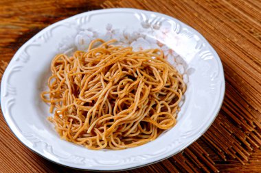 Sarımsaklı ve yağlı spagetti..