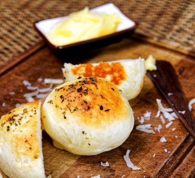 Tahtada tereyağlı kekikli patates ekmeği servis ediliyor..