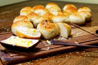 Tahtada tereyağlı kekikli patates ekmeği servis ediliyor..