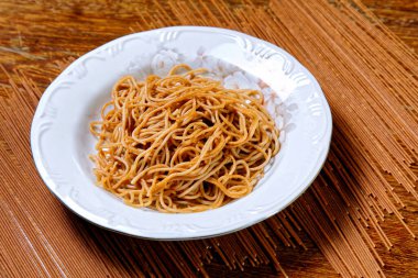 Sarımsaklı ve yağlı spagetti..