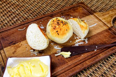 Tahtada tereyağlı kekikli patates ekmeği servis ediliyor..