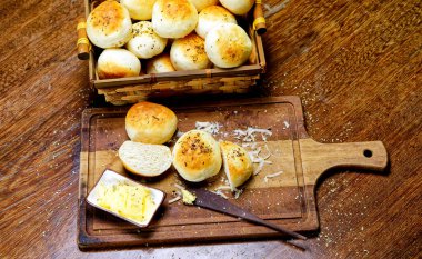 Tahtada tereyağlı kekikli patates ekmeği servis ediliyor..