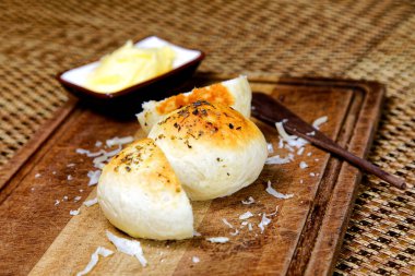 Tahtada tereyağlı kekikli patates ekmeği servis ediliyor..