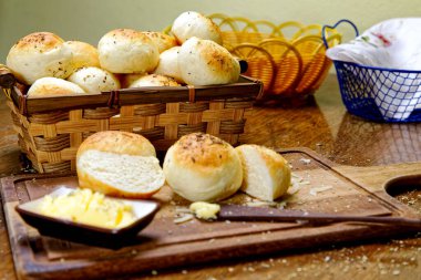 Tahtada tereyağlı kekikli patates ekmeği servis ediliyor..