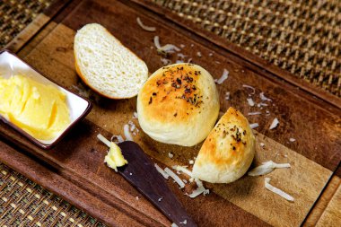 Tahtada tereyağlı kekikli patates ekmeği servis ediliyor..