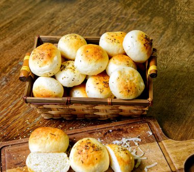 Tahtada tereyağlı kekikli patates ekmeği servis ediliyor..