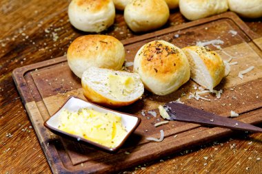 Tahtada tereyağlı kekikli patates ekmeği servis ediliyor..