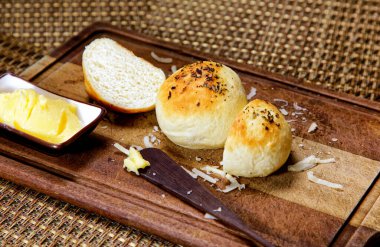 Tahtada tereyağlı kekikli patates ekmeği servis ediliyor..