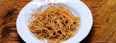 Sarımsaklı ve yağlı spagetti..