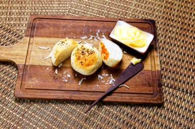 Tahtada tereyağlı kekikli patates ekmeği servis ediliyor..