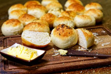 Tahtada tereyağlı kekikli patates ekmeği servis ediliyor..