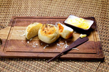 Tahtada tereyağlı kekikli patates ekmeği servis ediliyor..