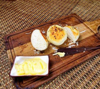 Tahtada tereyağlı kekikli patates ekmeği servis ediliyor..