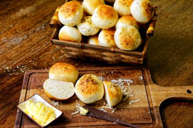 Tahtada tereyağlı kekikli patates ekmeği servis ediliyor..