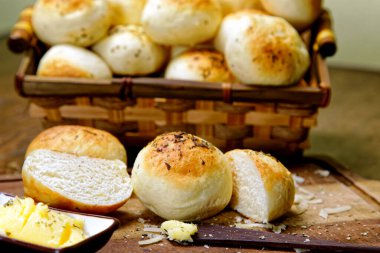 Tahtada tereyağlı kekikli patates ekmeği servis ediliyor..