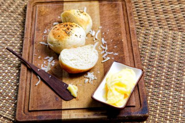 Tahtada tereyağlı kekikli patates ekmeği servis ediliyor..