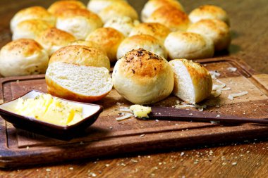 Tahtada tereyağlı kekikli patates ekmeği servis ediliyor..