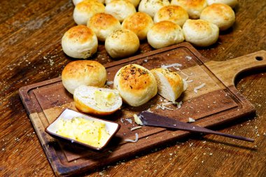 Tahtada tereyağlı kekikli patates ekmeği servis ediliyor..