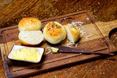 Tahtada tereyağlı kekikli patates ekmeği servis ediliyor..