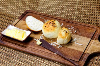 Tahtada tereyağlı kekikli patates ekmeği servis ediliyor..