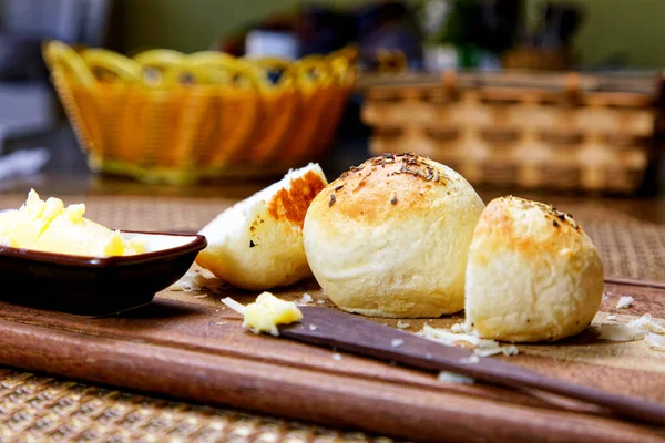 Tahtada tereyağlı kekikli patates ekmeği servis ediliyor..