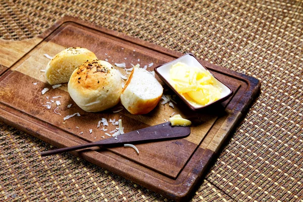 Tahtada tereyağlı kekikli patates ekmeği servis ediliyor..