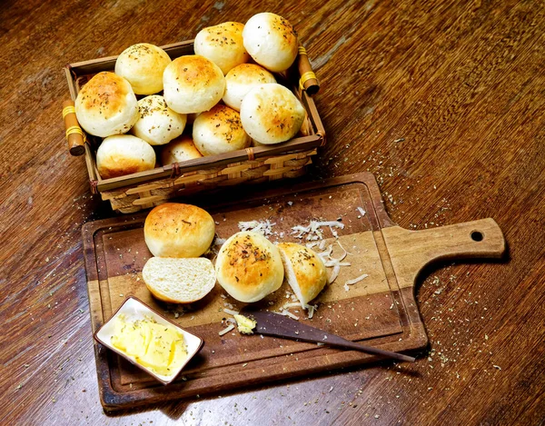 Tahtada tereyağlı kekikli patates ekmeği servis ediliyor..