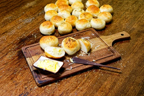 Panes Patata Con Orégano Servidos Sobre Una Tabla Madera Con —  Fotos de Stock