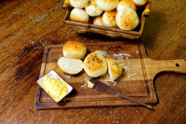 板に盛られたオレガノのポテトパン — ストック写真