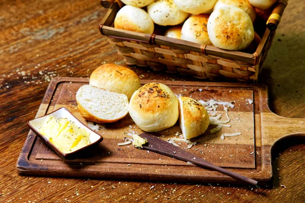 Pães Batata Com Orégano Servido Uma Tábua Madeira Com Manteiga — Fotografia de Stock