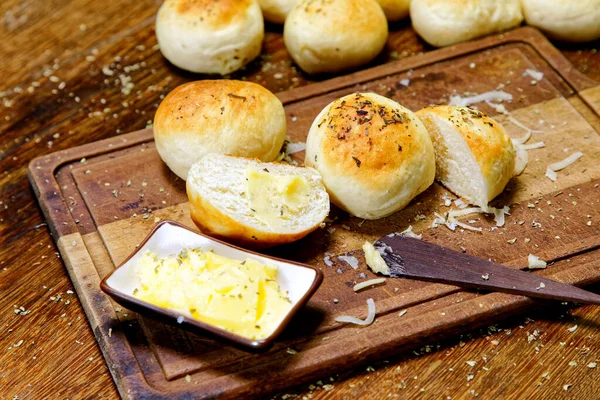 Tahtada tereyağlı kekikli patates ekmeği servis ediliyor..