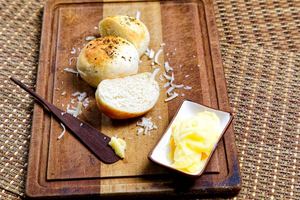 Tahtada tereyağlı kekikli patates ekmeği servis ediliyor..