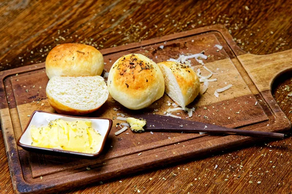 Tahtada tereyağlı kekikli patates ekmeği servis ediliyor..