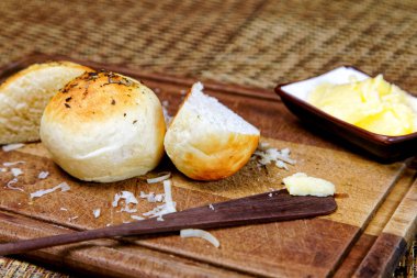 Tahtada tereyağlı kekikli patates ekmeği servis ediliyor..