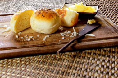 Tahtada tereyağlı kekikli patates ekmeği servis ediliyor..