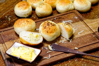 Tahtada tereyağlı kekikli patates ekmeği servis ediliyor..