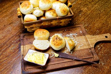 Tahtada tereyağlı kekikli patates ekmeği servis ediliyor..