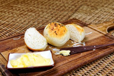 Tahtada tereyağlı kekikli patates ekmeği servis ediliyor..