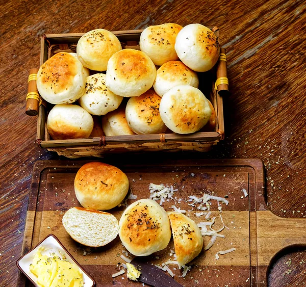 板に盛られたオレガノのポテトパン — ストック写真