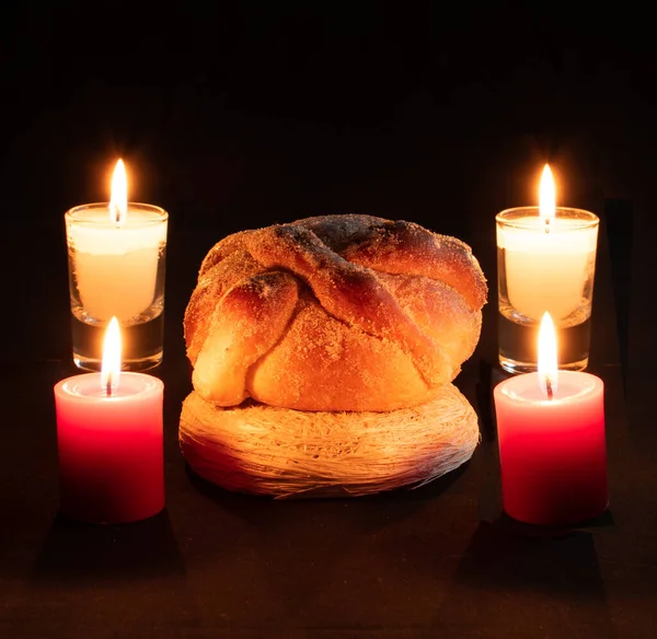 Halloween morto pan muerto velas velas branco vermelho escuridão — Fotografia de Stock