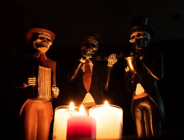 Halloween morto mariachi músico muerto velas velas branco vermelho escuridão — Fotografia de Stock