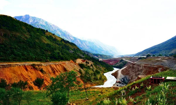 Fiume Montagna Che Strada Attraverso Gole Del Crinale Chatkal — Foto Stock