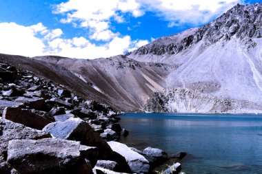 Kristal berrak suyla dağ gölü