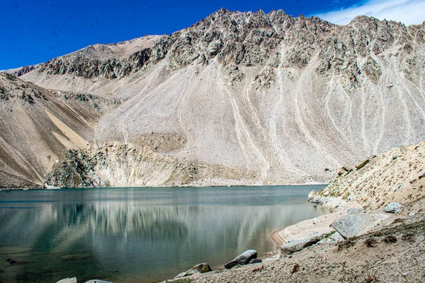 澄んだ水を持つ高山湖 — ストック写真