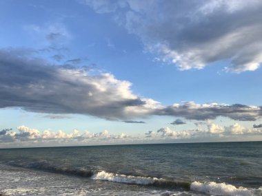 beyaz bulutlar mavi denize.