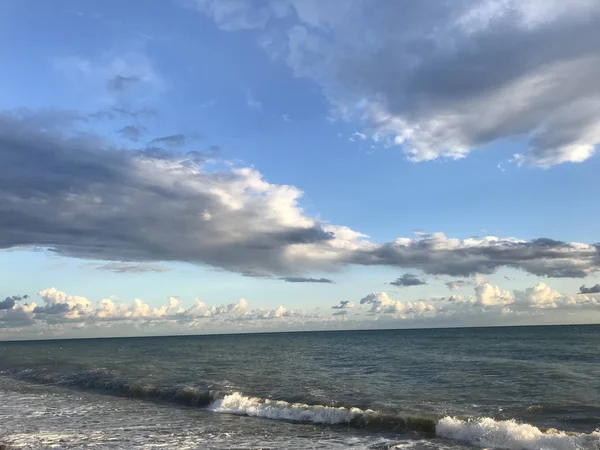 beyaz bulutlar mavi denize.