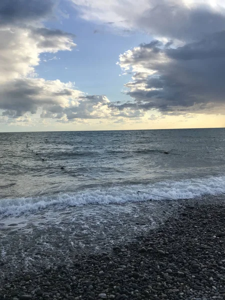 Deniz köpüğü ve beyaz bulutlar.