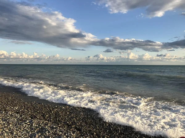 Deniz köpüğü ve beyaz bulutlar.