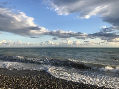 Mavi denizi ve beyaz bulutlar.