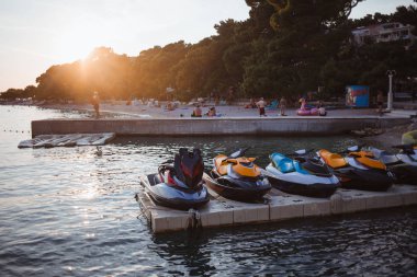 Jet ski Hırvatistan genel bir plajda otopark. Vintage fotoğraf tonlama